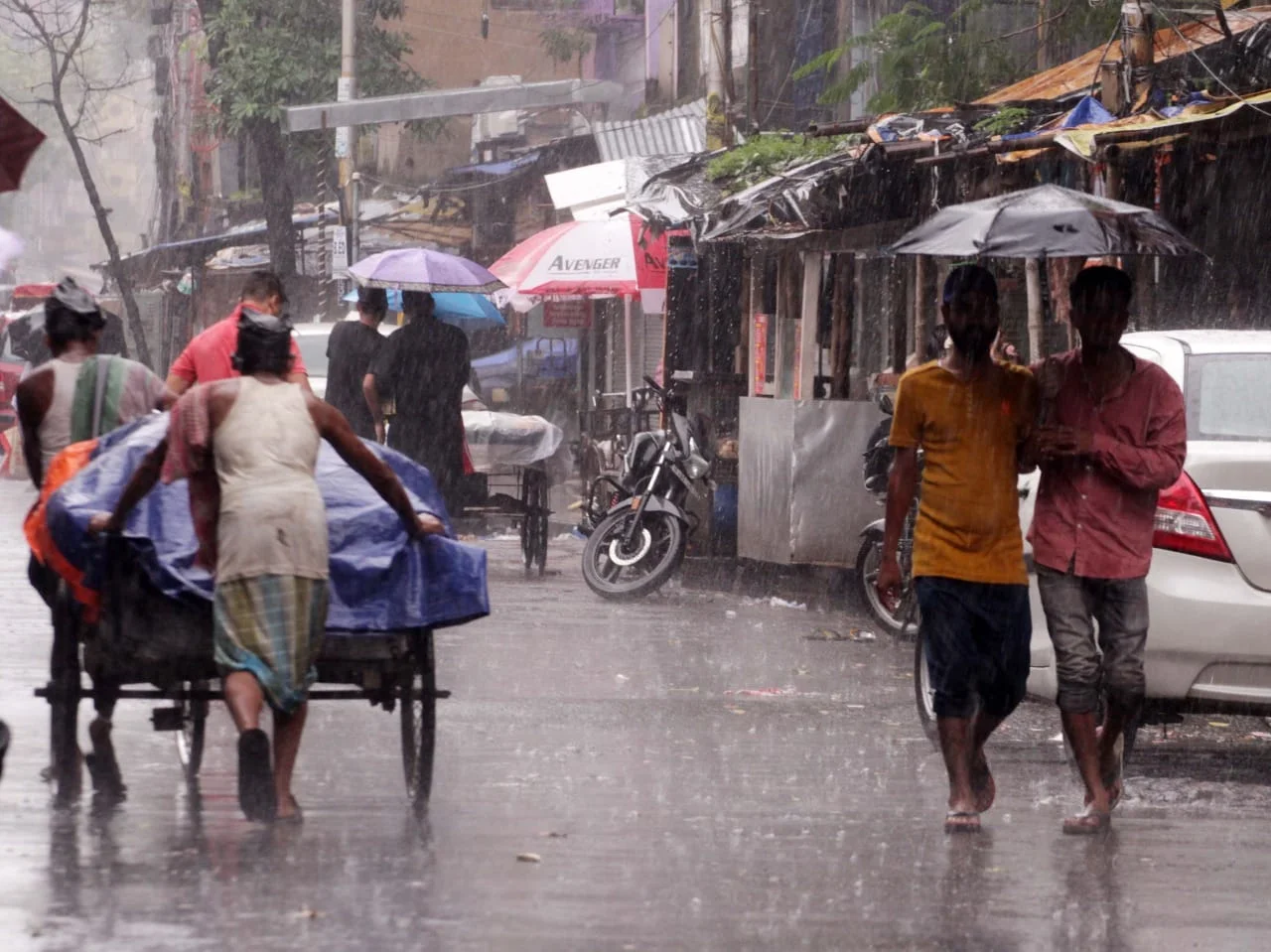 বৃষ্টিতে নাকাল শহরবাসী, কিছু ছবি