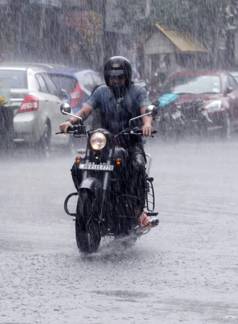 বৃষ্টিতে নাকাল শহরবাসী, কিছু ছবি