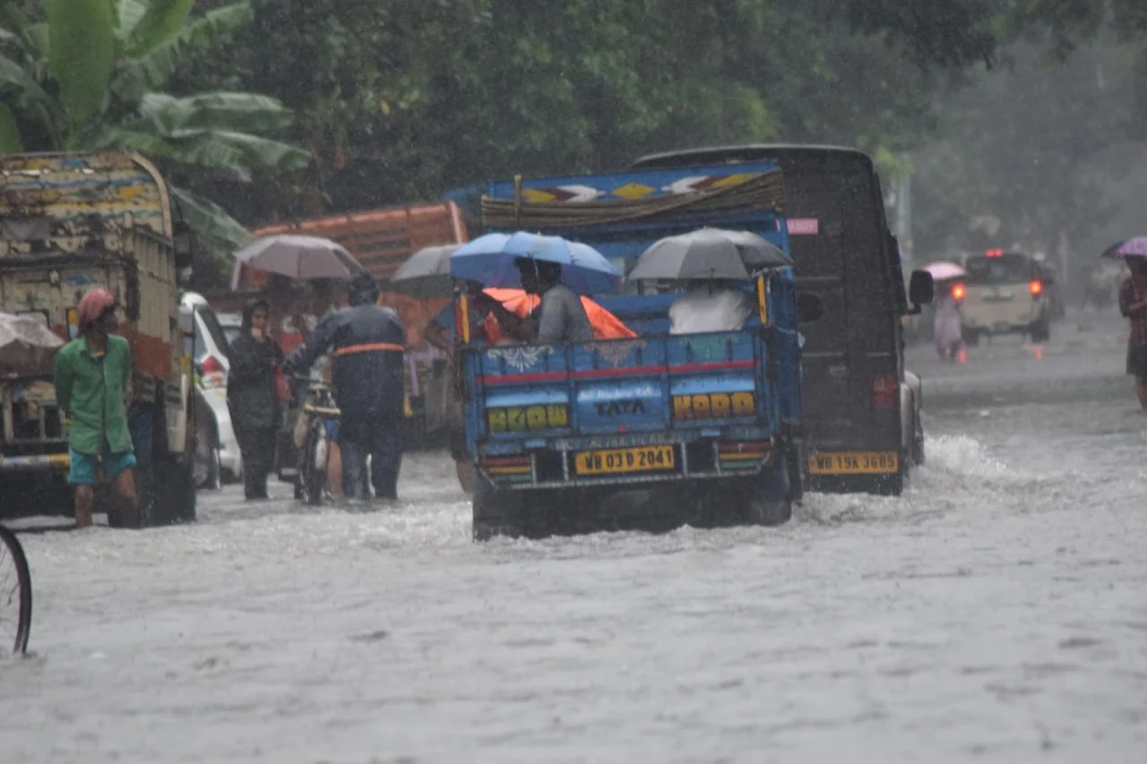কলকাতার বিভিন্ন এলাকার বৃষ্টির ছবি, পুবের কলমের চিত্র সাংবাদিকের ক্যামেরায়