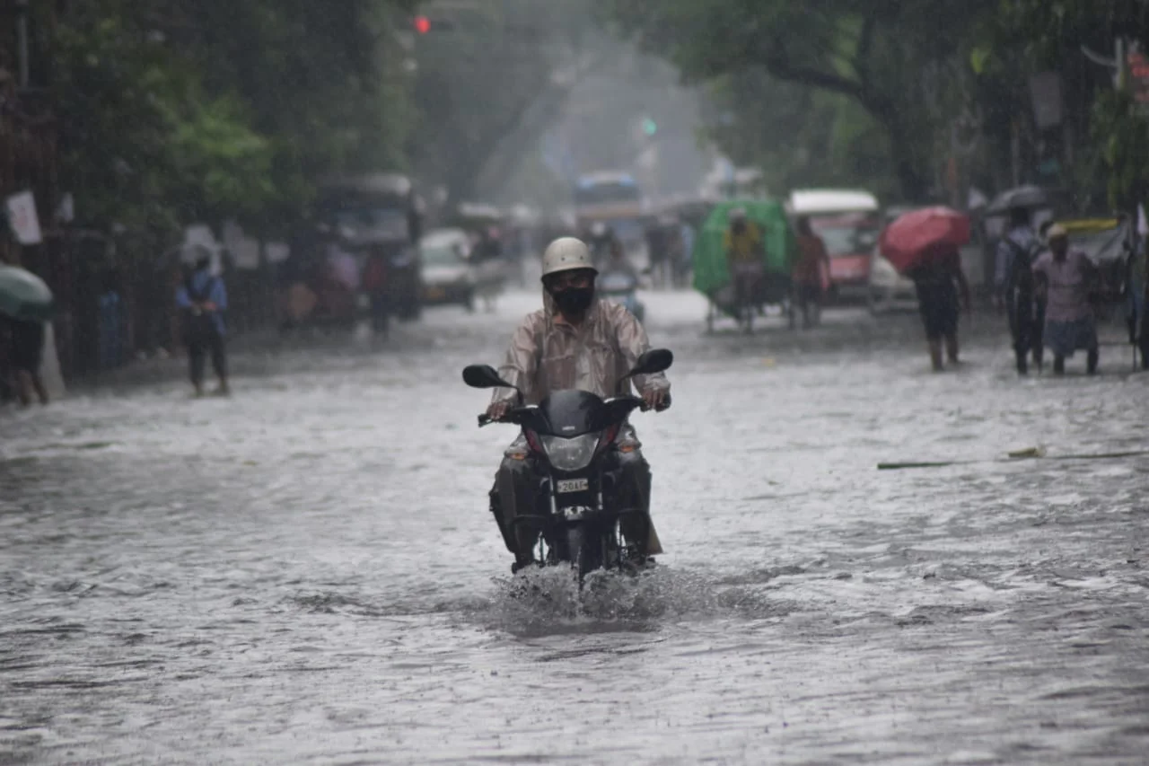কলকাতার বিভিন্ন এলাকার বৃষ্টির ছবি, পুবের কলমের চিত্র সাংবাদিকের ক্যামেরায়