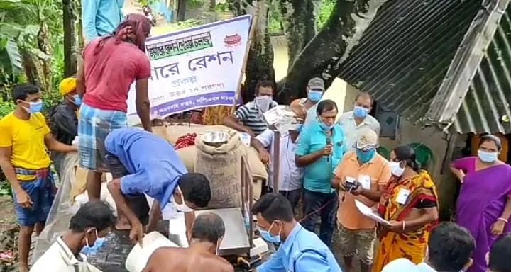 সুন্দরবনে নদীপথে চালু হল দুয়ারে রেশন