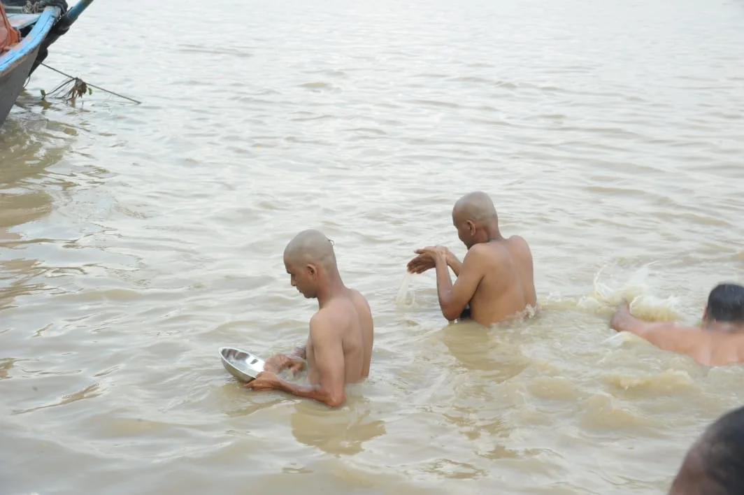 করোনা বিধিনিষেধকে বুড়ো আঙুল দেখিয়ে ঘাটে ঘাটে চলছে তর্পণ, বাবুঘাট থেকে আহিরীটোলা সর্বত্র এক চিত্র