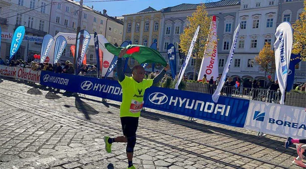 দেশের পতাকা মাথায় নিয়ে দৌড়ে বেড়াচ্ছেন, কে এই বাঙালি আন্তর্জাতিক দৌড়বিদ?