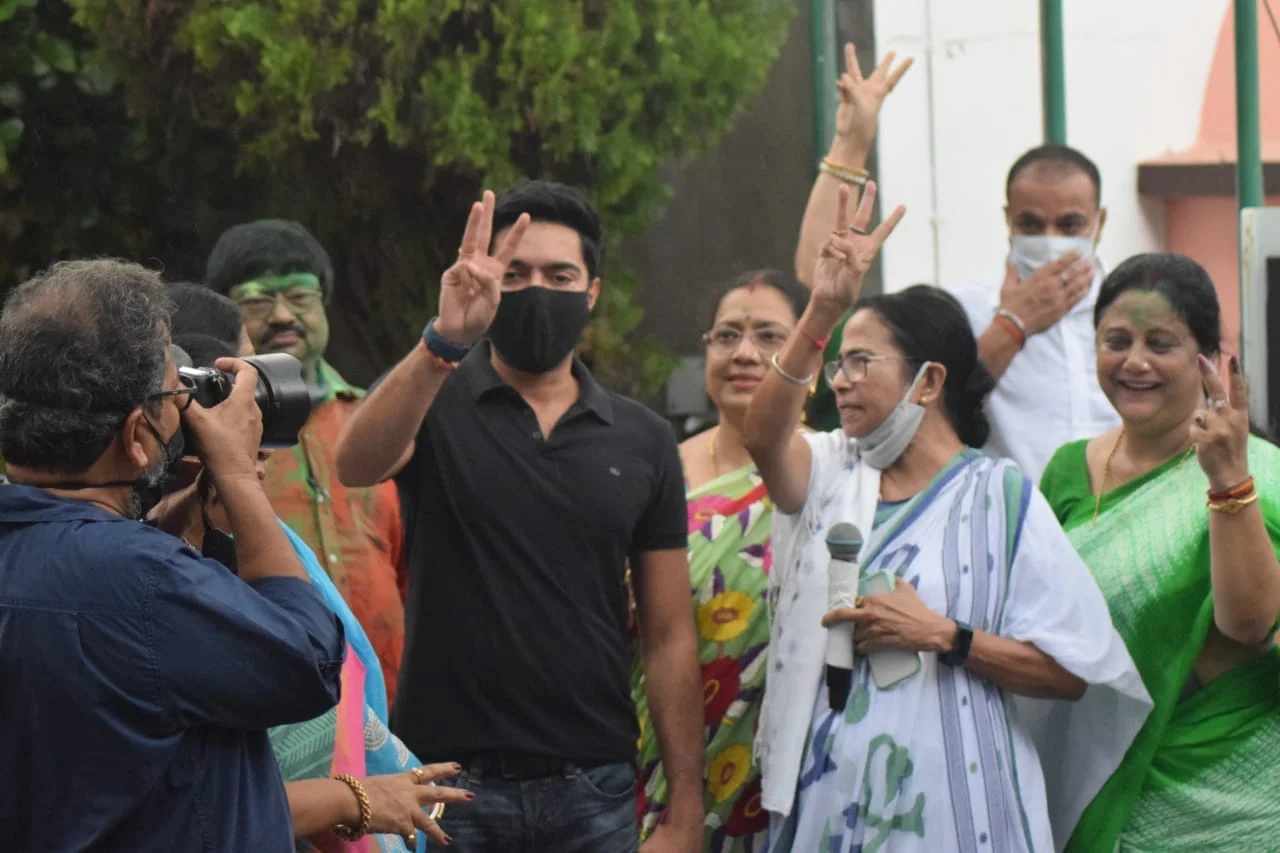 রেকর্ড ভোর্টে জয়ী হওয়ার পর কালীঘাটে সাংবাদিকদের মুখোমুখি মমতা,ঘোষণা করলেন তিন আসনের উপনির্বাচনের প্রার্থী