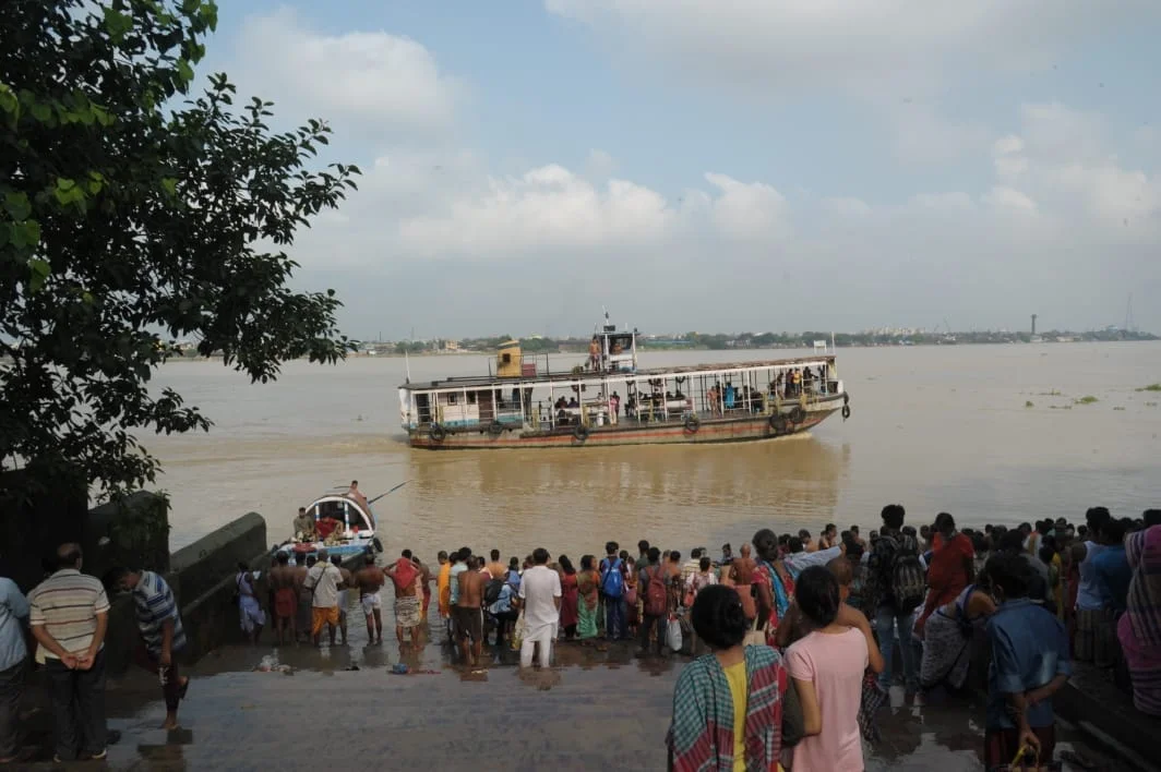করোনা বিধিনিষেধকে বুড়ো আঙুল দেখিয়ে ঘাটে ঘাটে চলছে তর্পণ, বাবুঘাট থেকে আহিরীটোলা সর্বত্র এক চিত্র