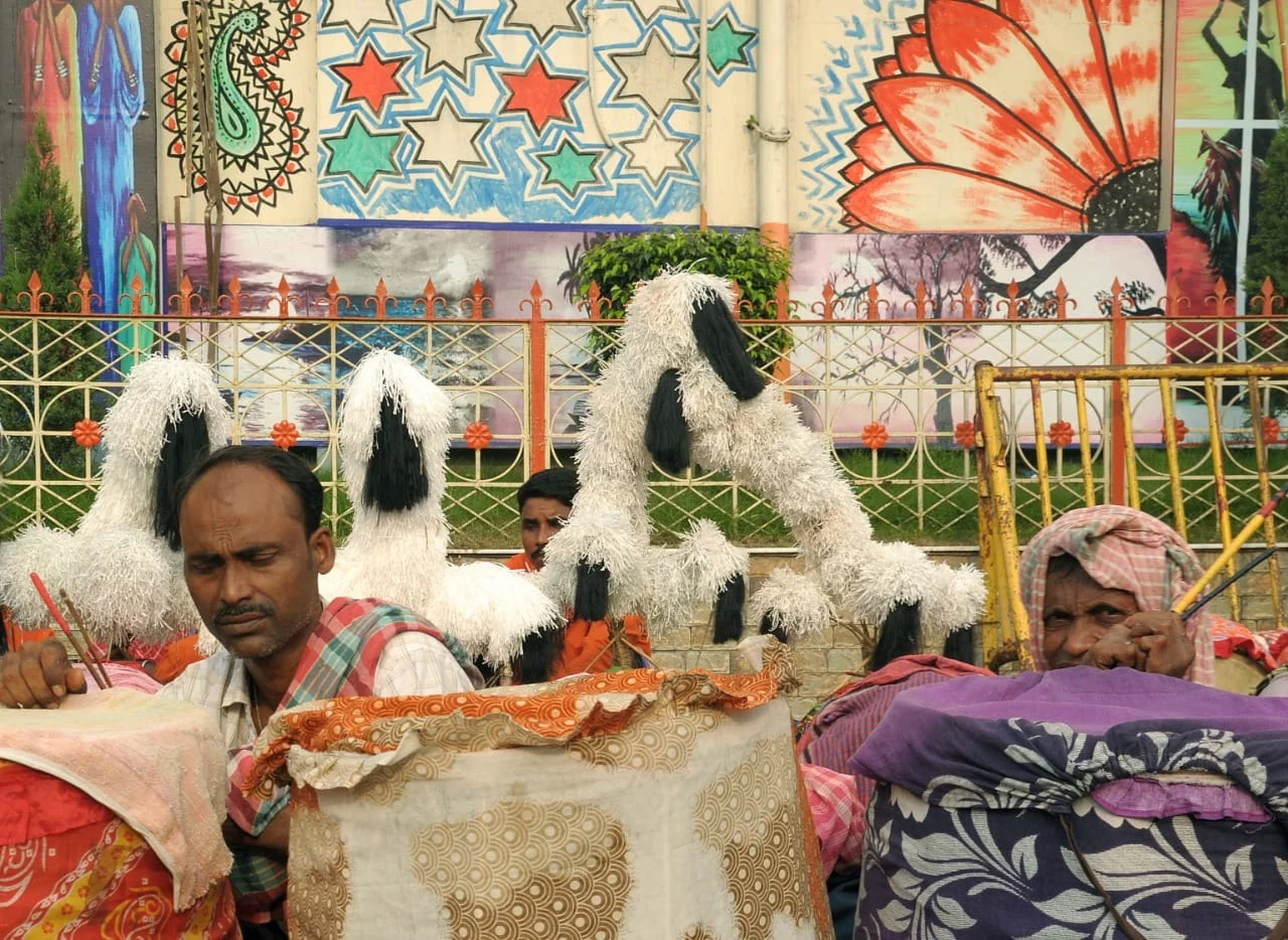 রাত পোহালেই মহাষষ্ঠী,বায়নার প্রত্যাশায় শিয়ালদহ স্টেশনে ঢাকির দল