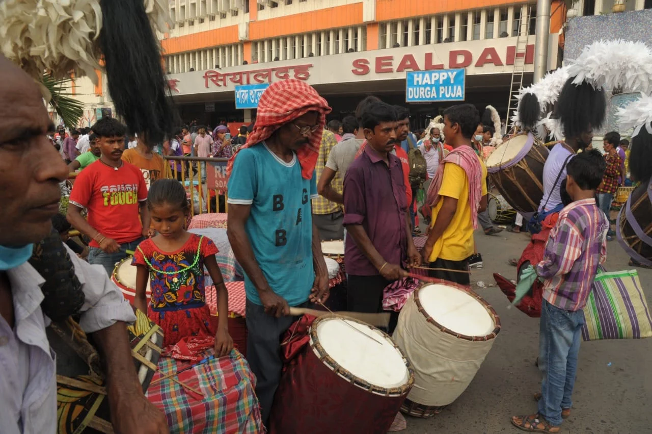 রাত পোহালেই মহাষষ্ঠী,বায়নার প্রত্যাশায় শিয়ালদহ স্টেশনে ঢাকির দল