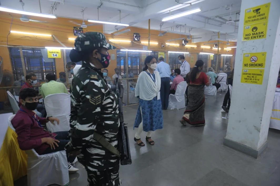 ৫২ হাজার ১৭ ভোটে এগিয়ে মমতা বন্দ্যোপাধ্যায়