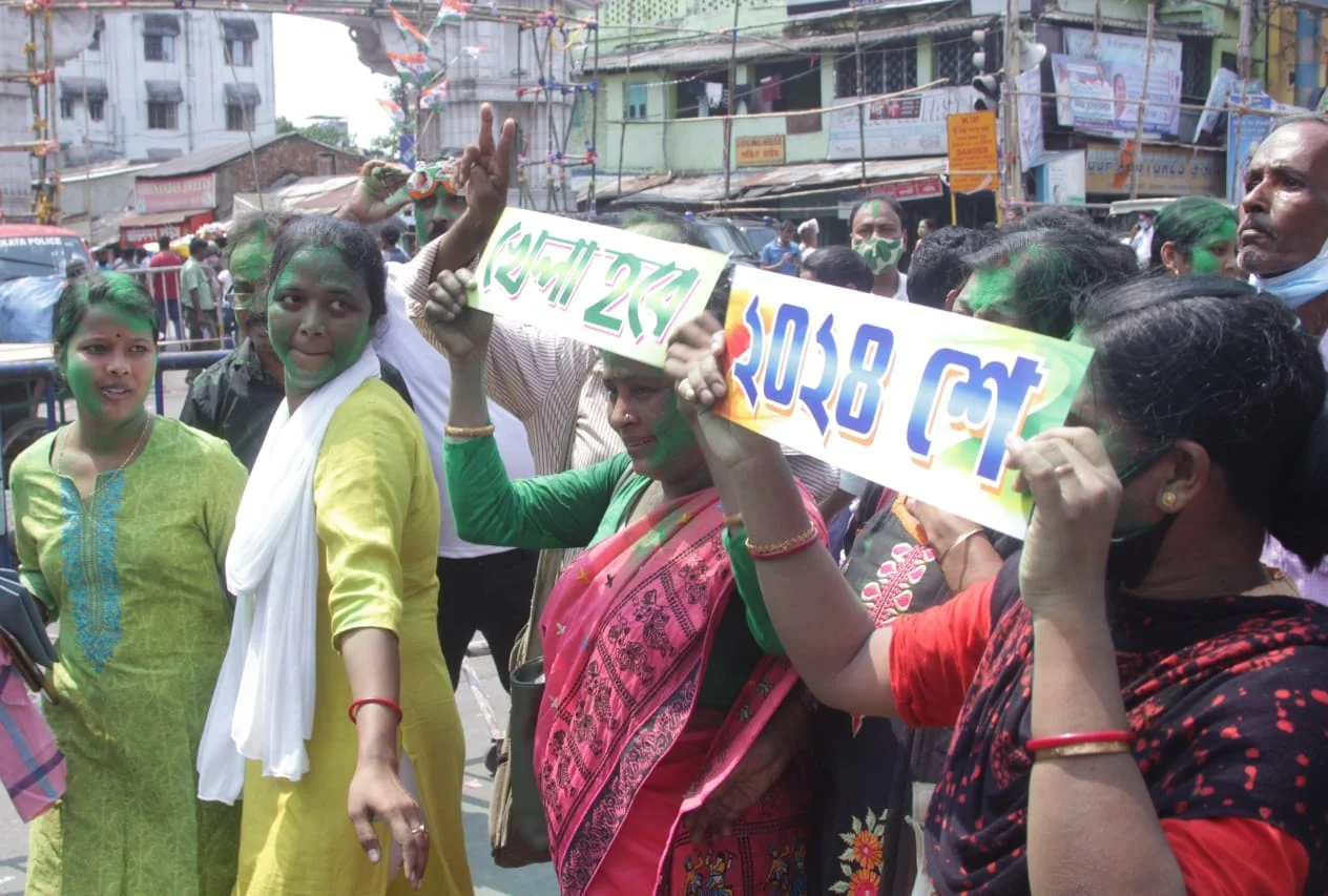 ৫২ হাজার ১৭ ভোটে এগিয়ে মমতা বন্দ্যোপাধ্যায়