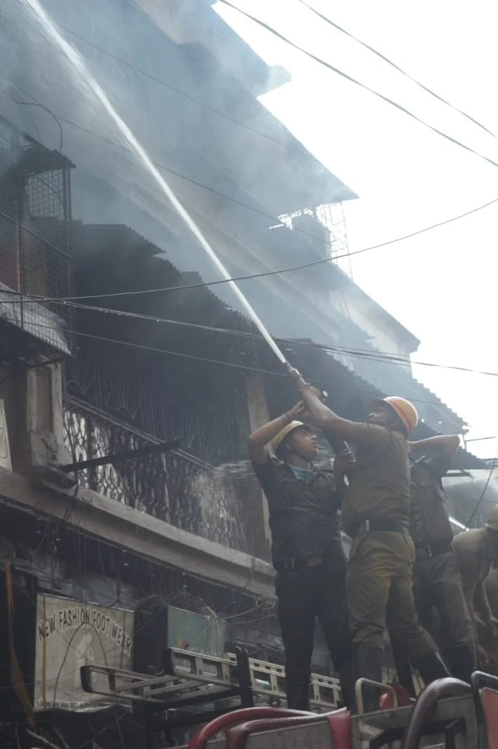 মসজিদের অজুর পানির ট্যাঙ্ক থেকেও আগুন নেভানোর প্রচেষ্টা কলুটোলা স্ট্রিটে