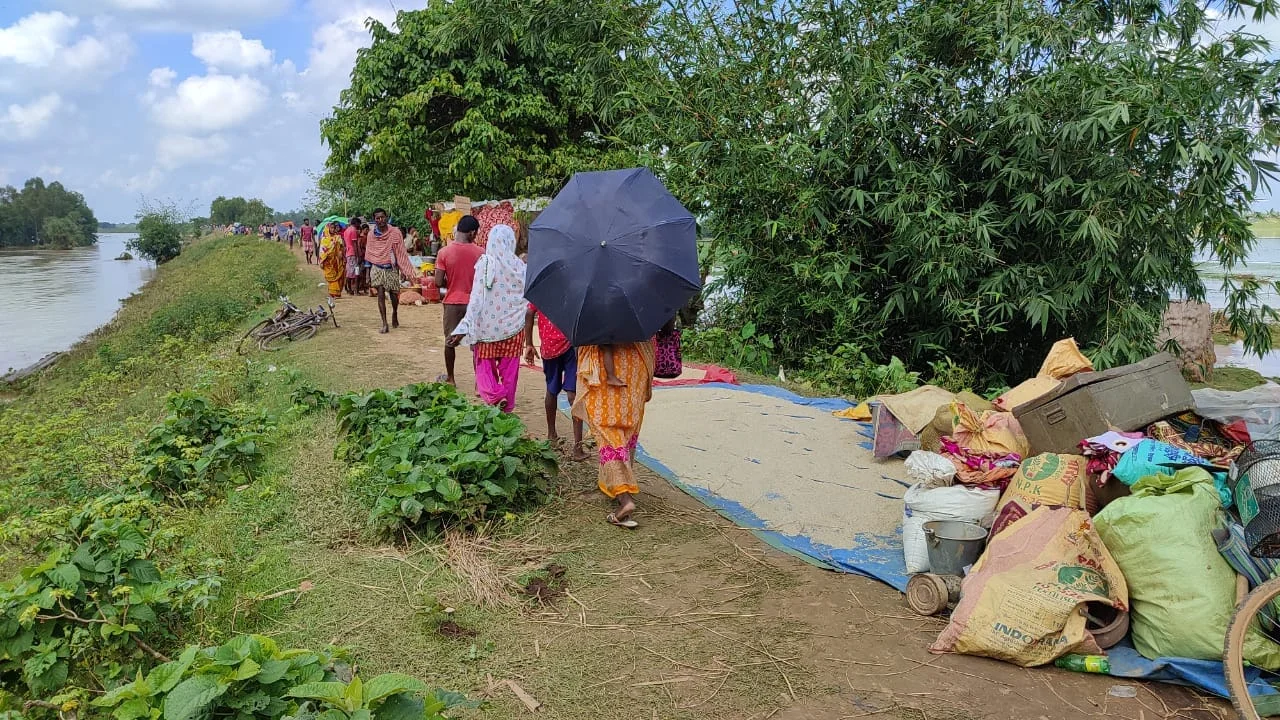 বন্যার জল ভাসিয়ে নিয়ে গিয়েছে ওদের বইপত্তর, সার্ভে করছে প্রশাসন