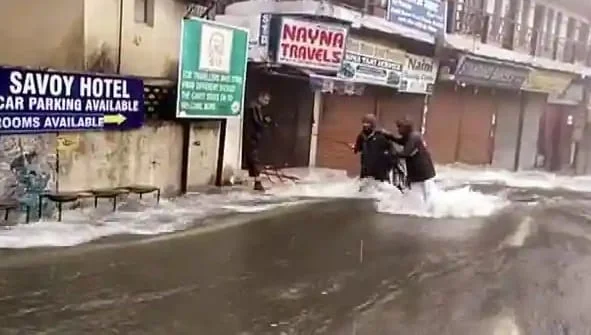 মেঘভাঙা বৃষ্টি ও হড়পা বানে বিপর্যস্ত নৈনিতাল, লাফিয়ে বাড়ছে মৃত্যুর সংখ্যা