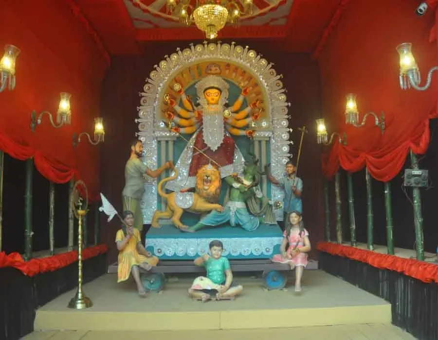 পুজো মণ্ডপ সহ দুর্গা প্রতিমার কয়েকটি চিত্র...