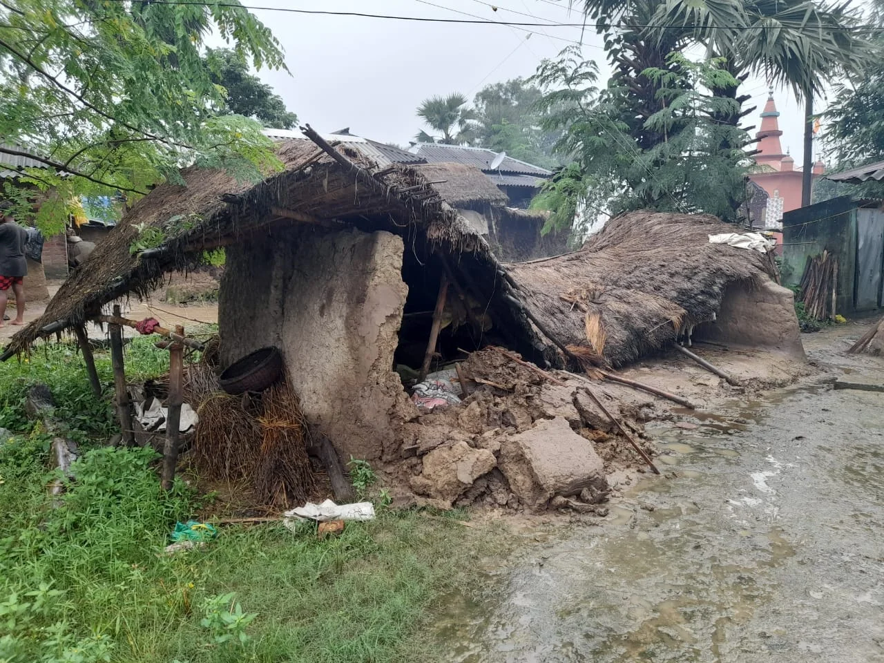 ভারী বৃষ্টিতে বিপর্যস্ত একাধিক জেলা, ড্যামের জল ছাড়ায় কৃত্রিম বন্যা পরিস্থিতিতে বাড়ছে দুর্ভোগ