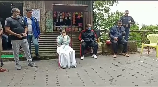 পাহাড়ে অন্য মুডে মমতা, পথের দোকানেই বসে চা খেলেন মুখ্যমন্ত্রী, গান ধরলেন ইন্দ্রনীল