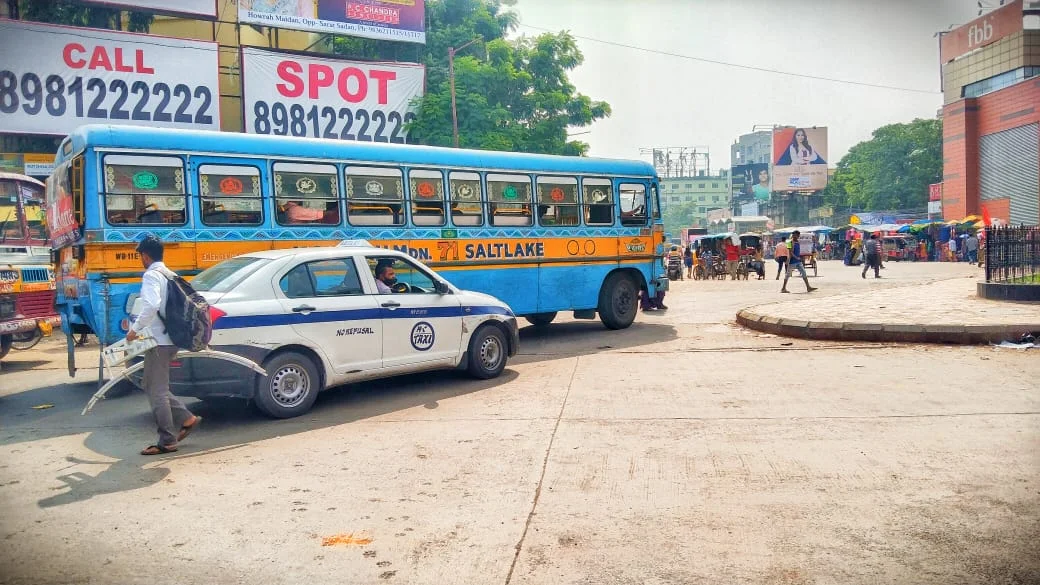 শৈলেন মান্না স্টেডিয়ামের পাশেই ফুটবলের থিমে সেজেছে হাওড়া ময়দান মেট্রো স্টেশন