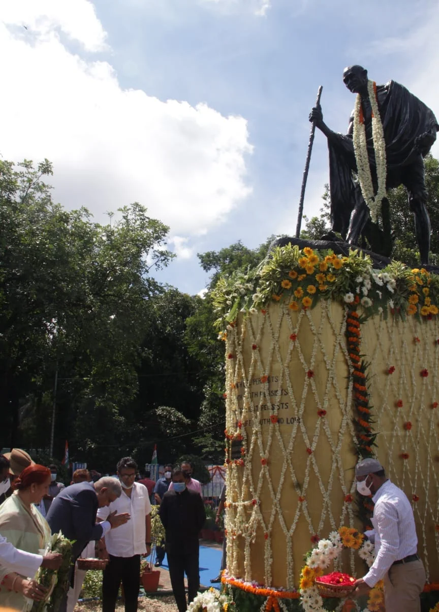 মহাত্মা গান্ধীর ১৫২তম জন্মজয়ন্তীতে বিভিন্ন দলের রাজনৈতিক নেতা সহ শ্রদ্ধাঅর্পণ প্রধানমন্ত্রী, রাষ্ট্রপতির