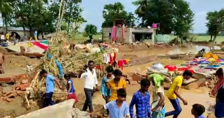 বানভাসি সুন্দরপুর, মাথার ছাদ হারিয়ে সরকারি ত্রাণের অপেক্ষা