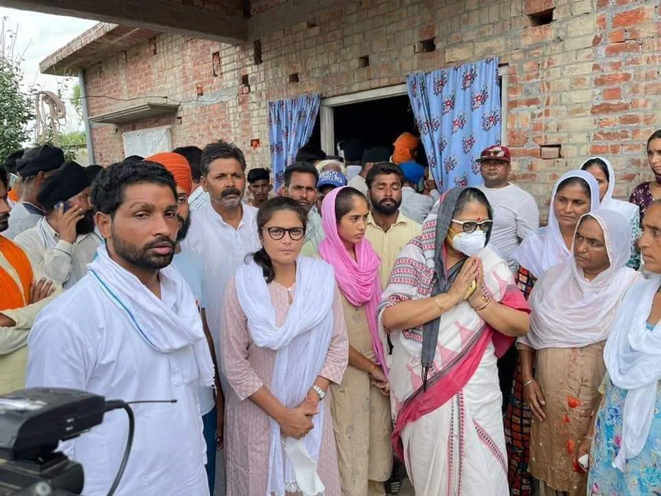 যোগী রাজ্যে মমতার পরশ, হত কৃষক পরিবারকে সান্ত্বনা তৃণমূল প্রতিনিধি দলের