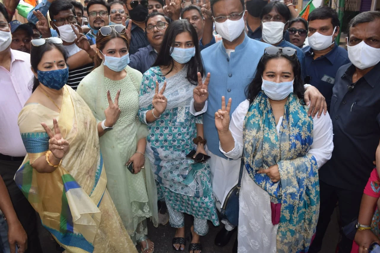 পুরভোটে প্রার্থী হিসেবে মনোনয়ন জমা দিলেন ফিরহাদ হাকিম