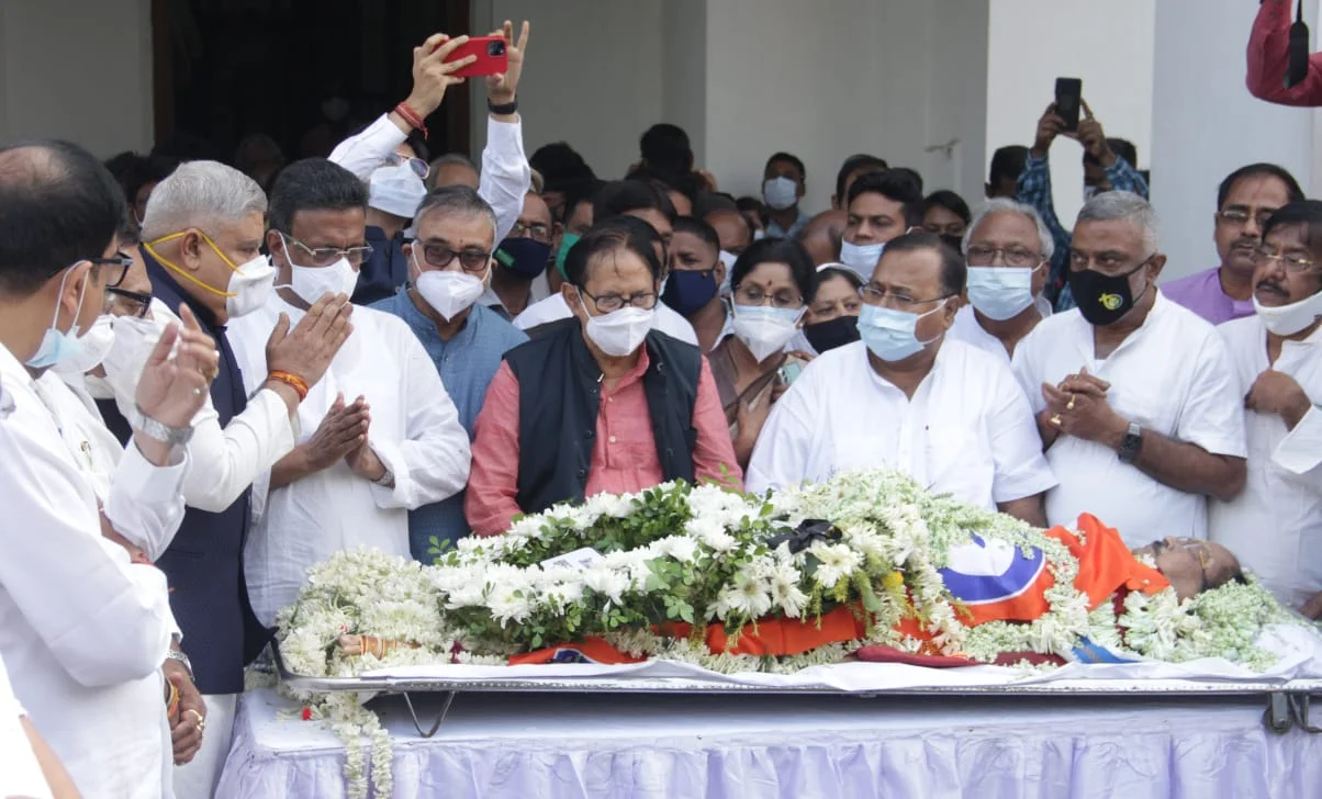 অন্তিমযাত্রায় শায়িত রাজ্যের পঞ্চায়েত মন্ত্রী সুব্রত মুখোপাধ্যায়, শ্রদ্ধা জানালেন রাজ্যপাল