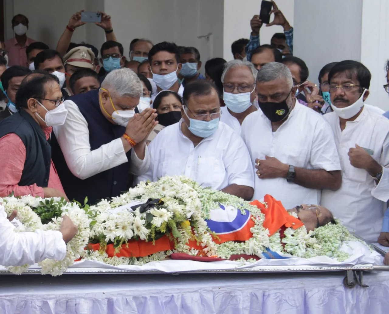 অন্তিমযাত্রায় শায়িত রাজ্যের পঞ্চায়েত মন্ত্রী সুব্রত মুখোপাধ্যায়, শ্রদ্ধা জানালেন রাজ্যপাল