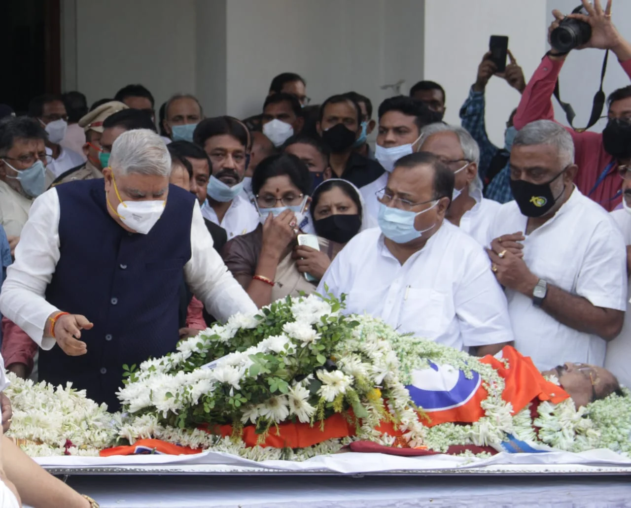 অন্তিমযাত্রায় শায়িত রাজ্যের পঞ্চায়েত মন্ত্রী সুব্রত মুখোপাধ্যায়, শ্রদ্ধা জানালেন রাজ্যপাল