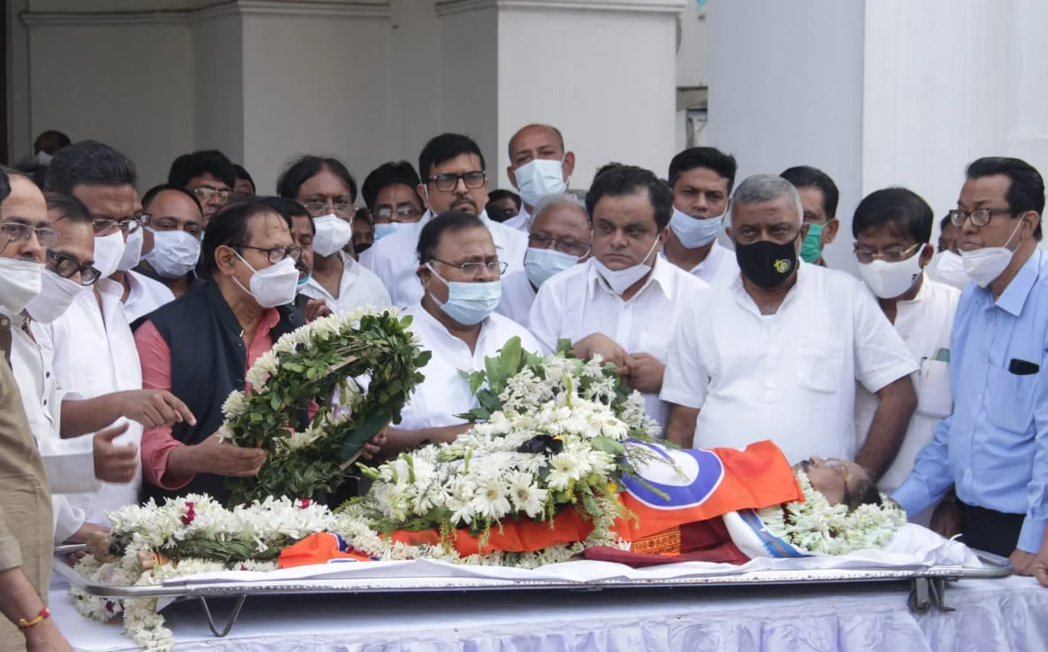 অন্তিমযাত্রায় শায়িত রাজ্যের পঞ্চায়েত মন্ত্রী সুব্রত মুখোপাধ্যায়, শ্রদ্ধা জানালেন রাজ্যপাল