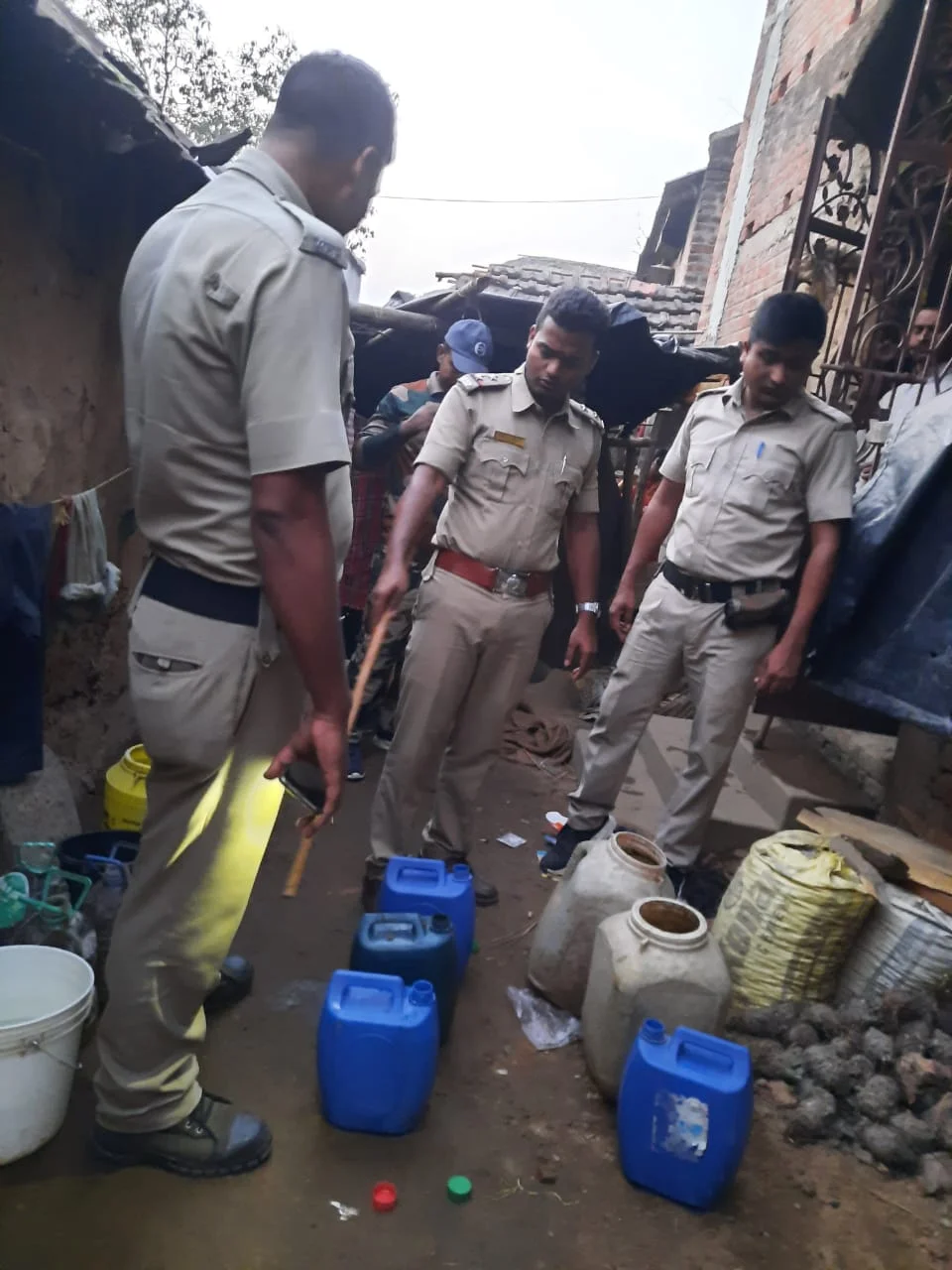 উৎসবের মরসুমে উদ্ধার বিপুল পরিমান বাজি ও চোলাই মদ