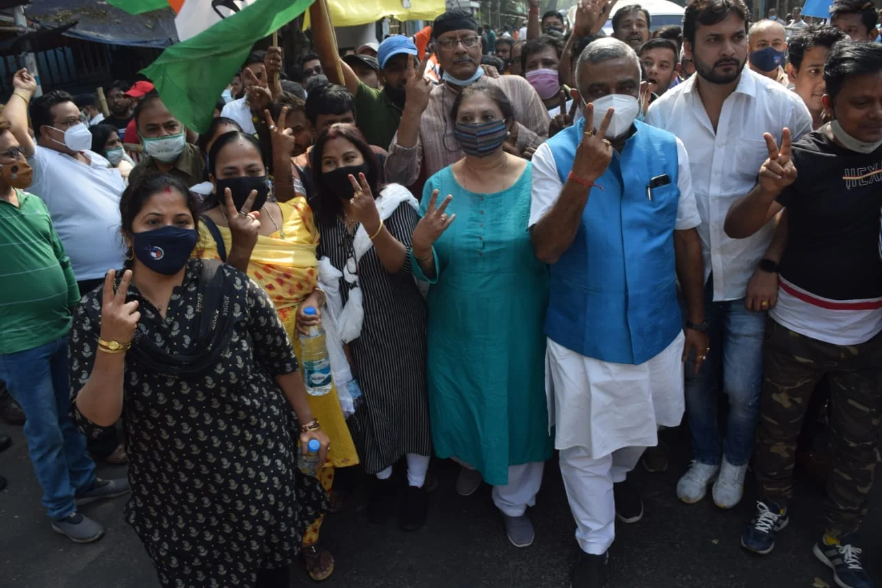 পুরভোটে প্রার্থী হিসেবে মনোনয়ন জমা দিলেন ফিরহাদ হাকিম