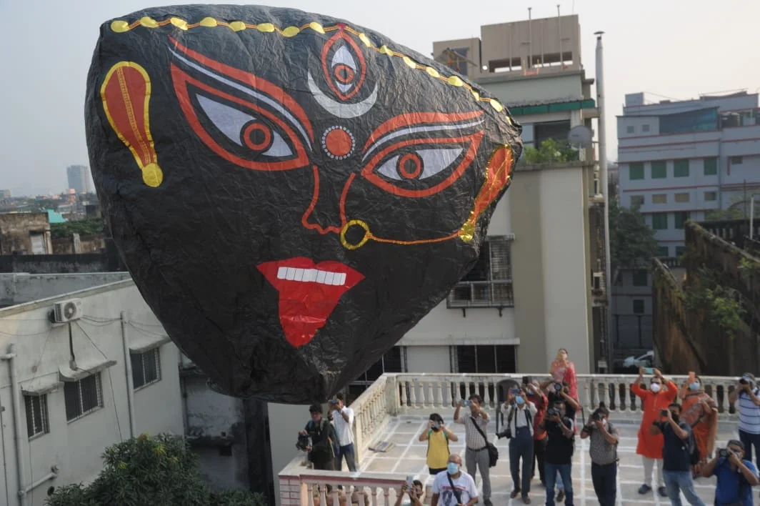 কালীপুজোয় ফানুশের মেলা কলকাতার আকাশে... কিছু ছবি