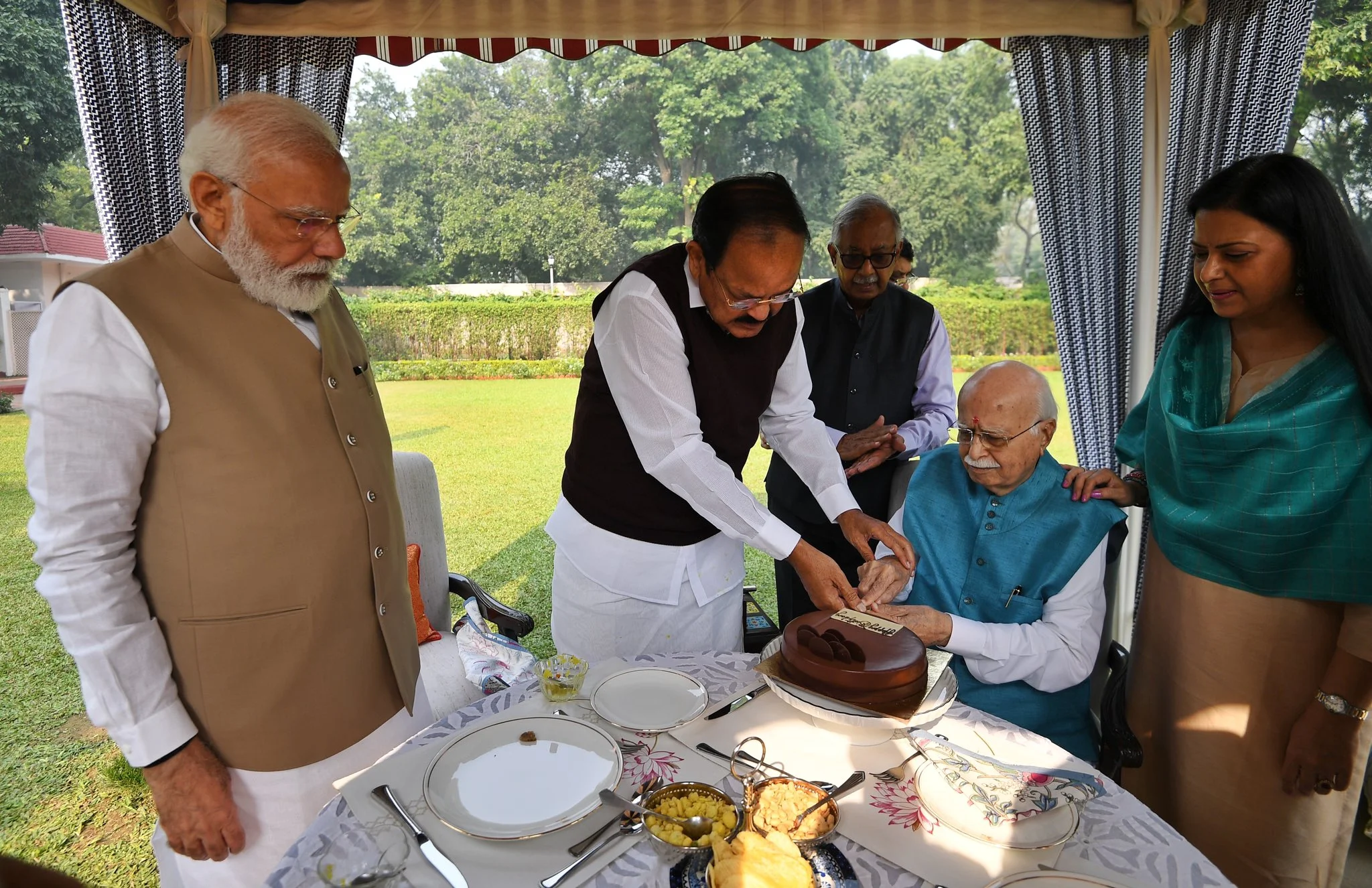লালকৃষ্ণ আদবাণীর বাড়ি গিয়ে জন্মদিনের শুভেচ্ছা জানালেন মোদি