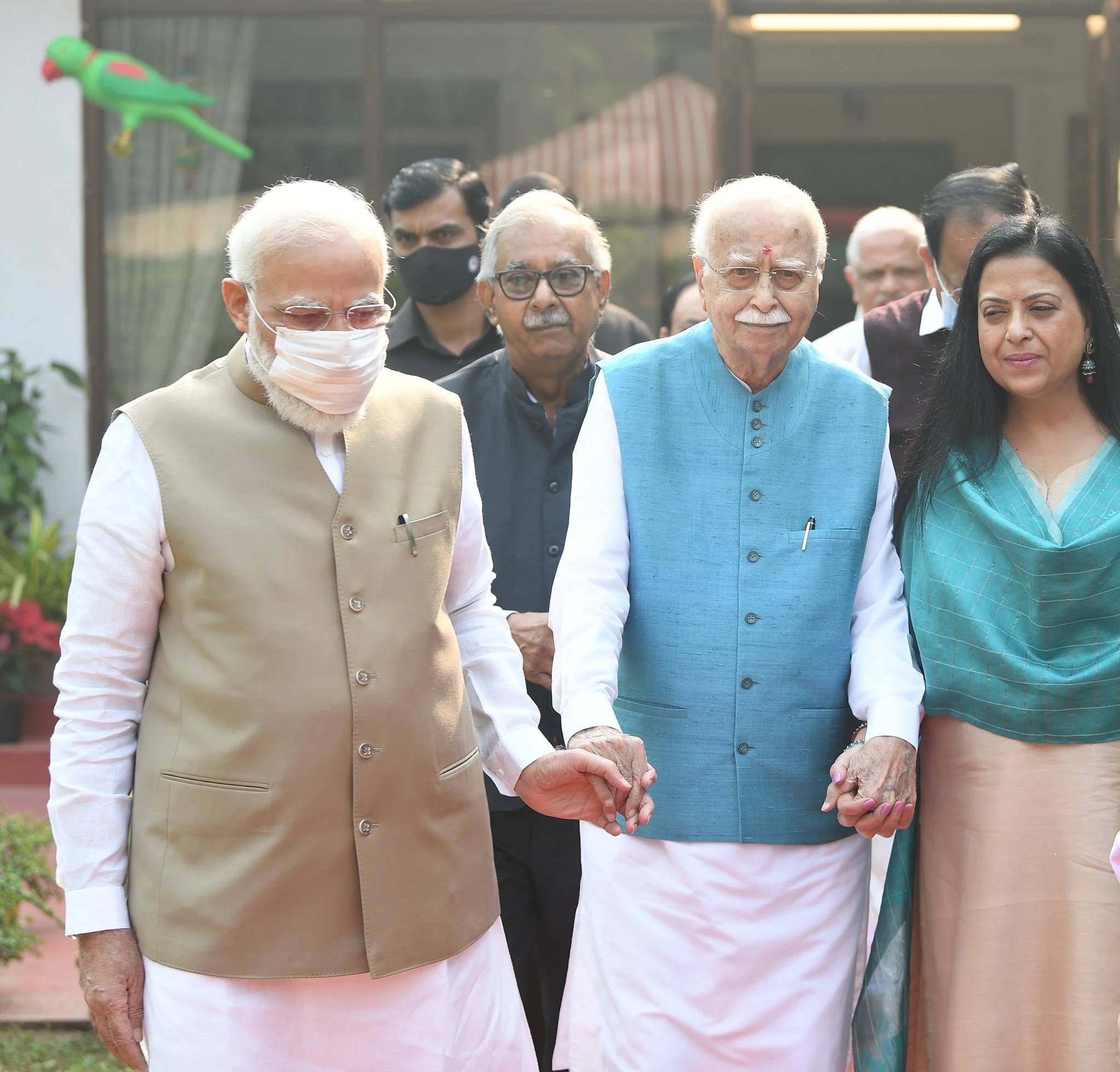 লালকৃষ্ণ আদবাণীর বাড়ি গিয়ে জন্মদিনের শুভেচ্ছা জানালেন মোদি