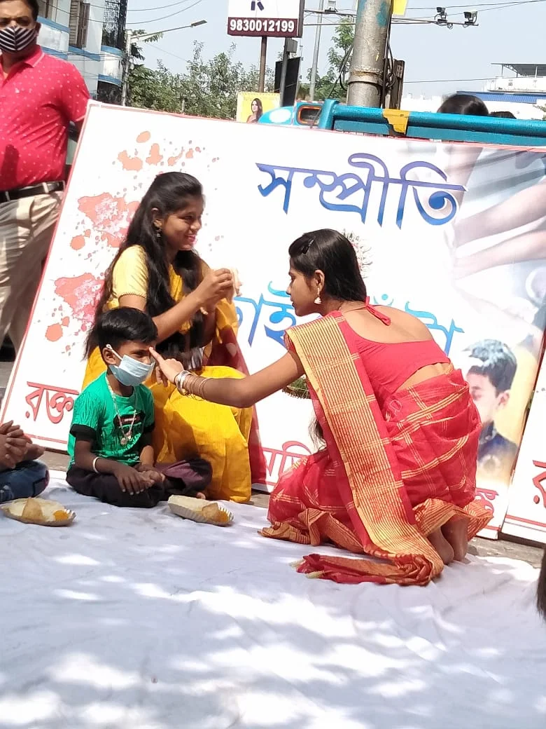 স্বেচ্ছাসেবী সংস্থার উদ্যোগে সম্প্রীতির উৎসবে ফোঁটা পেল পথশিশুরা