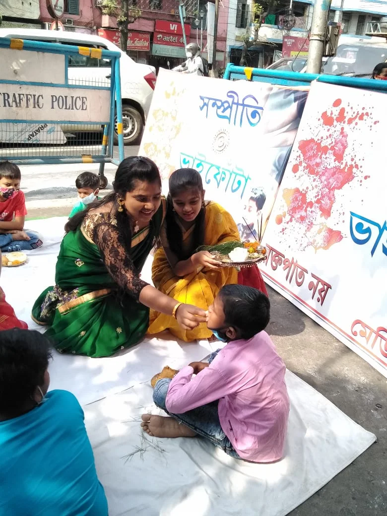 স্বেচ্ছাসেবী সংস্থার উদ্যোগে সম্প্রীতির উৎসবে ফোঁটা পেল পথশিশুরা