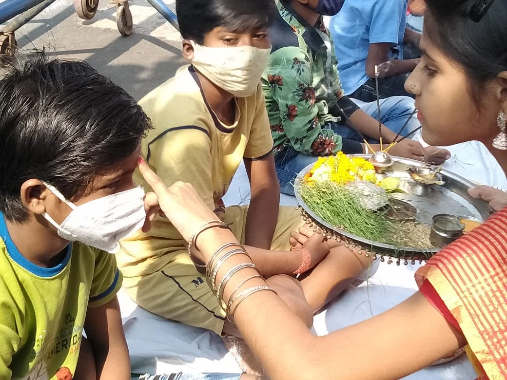 স্বেচ্ছাসেবী সংস্থার উদ্যোগে সম্প্রীতির উৎসবে ফোঁটা পেল পথশিশুরা