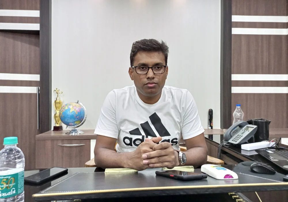 নিজ হাতে সবজি ফলিয়ে তাক লাগালেন স্বয়ং বিডিও