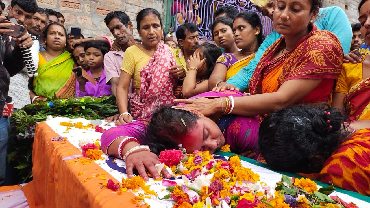 'ওর মুখটাও একবার দেখতে পেলাম না', কফিন আঁকড়ে কান্না জওয়ানের স্ত্রী'র