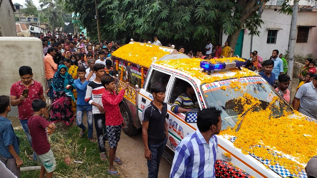 'ওর মুখটাও একবার দেখতে পেলাম না', কফিন আঁকড়ে কান্না জওয়ানের স্ত্রী'র