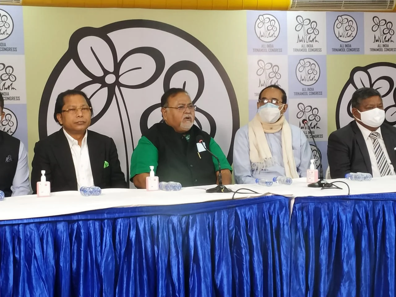 ফের কংগ্রেস শিবিরে ধাক্কা, সাংমা সহ ১২ জন বিধায়ক তৃণমূলে