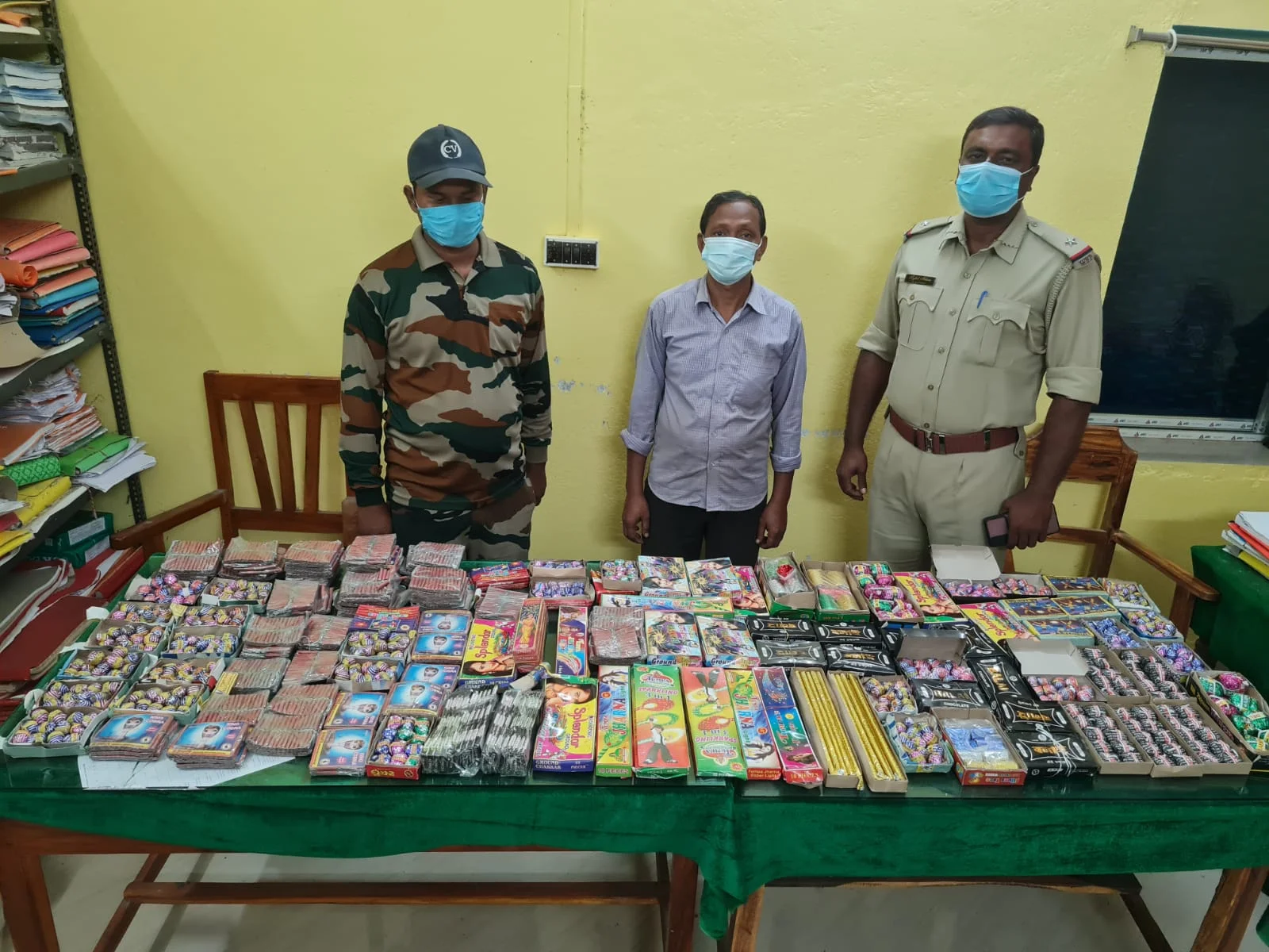 বোলপুরে নিষিদ্ধ বাজি উদ্ধার সহ গ্রেফতার ২