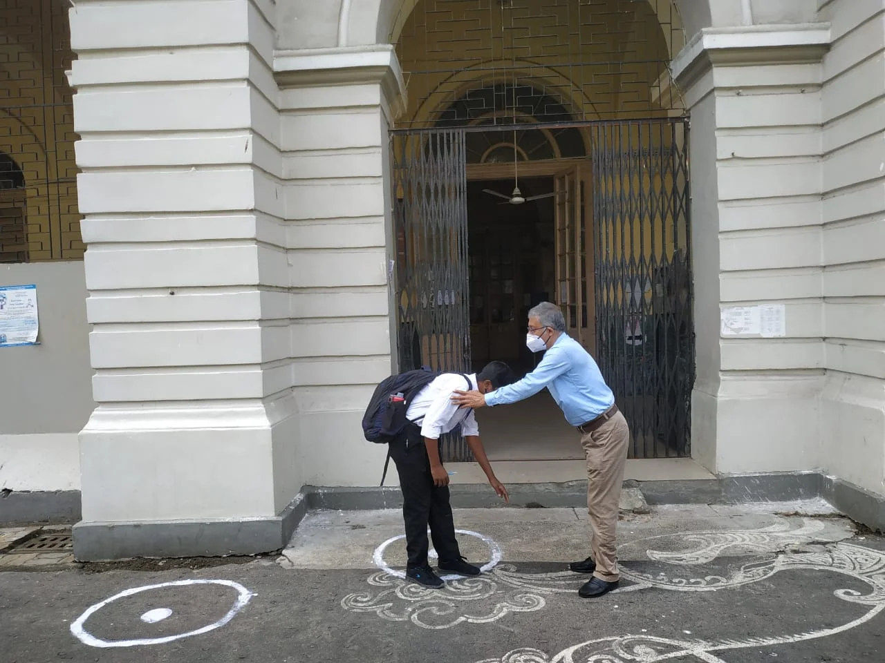 বাজল স্কুলের ঘন্টা, ফের শিক্ষাঙ্গনমুখী পড়ুয়ারা, একনজরে দেখে নিন ছবিতে