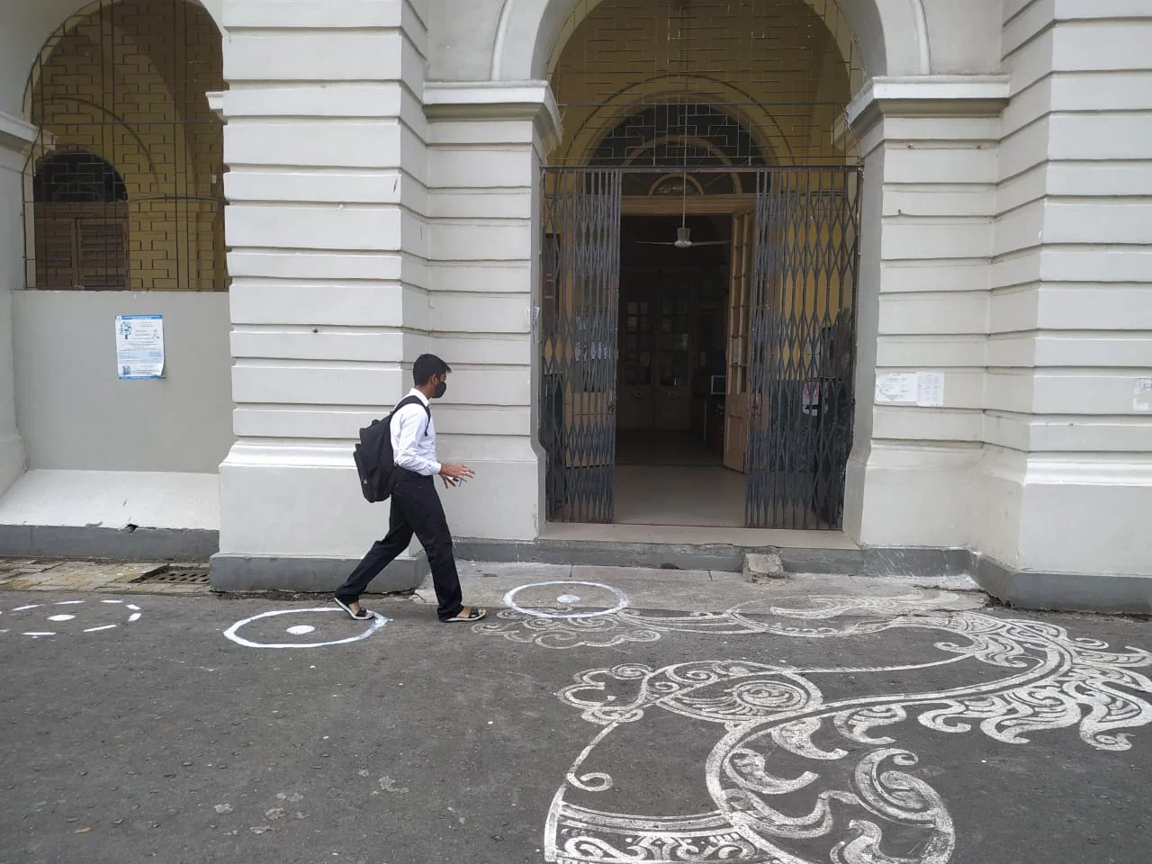 বাজল স্কুলের ঘন্টা, ফের শিক্ষাঙ্গনমুখী পড়ুয়ারা, একনজরে দেখে নিন ছবিতে