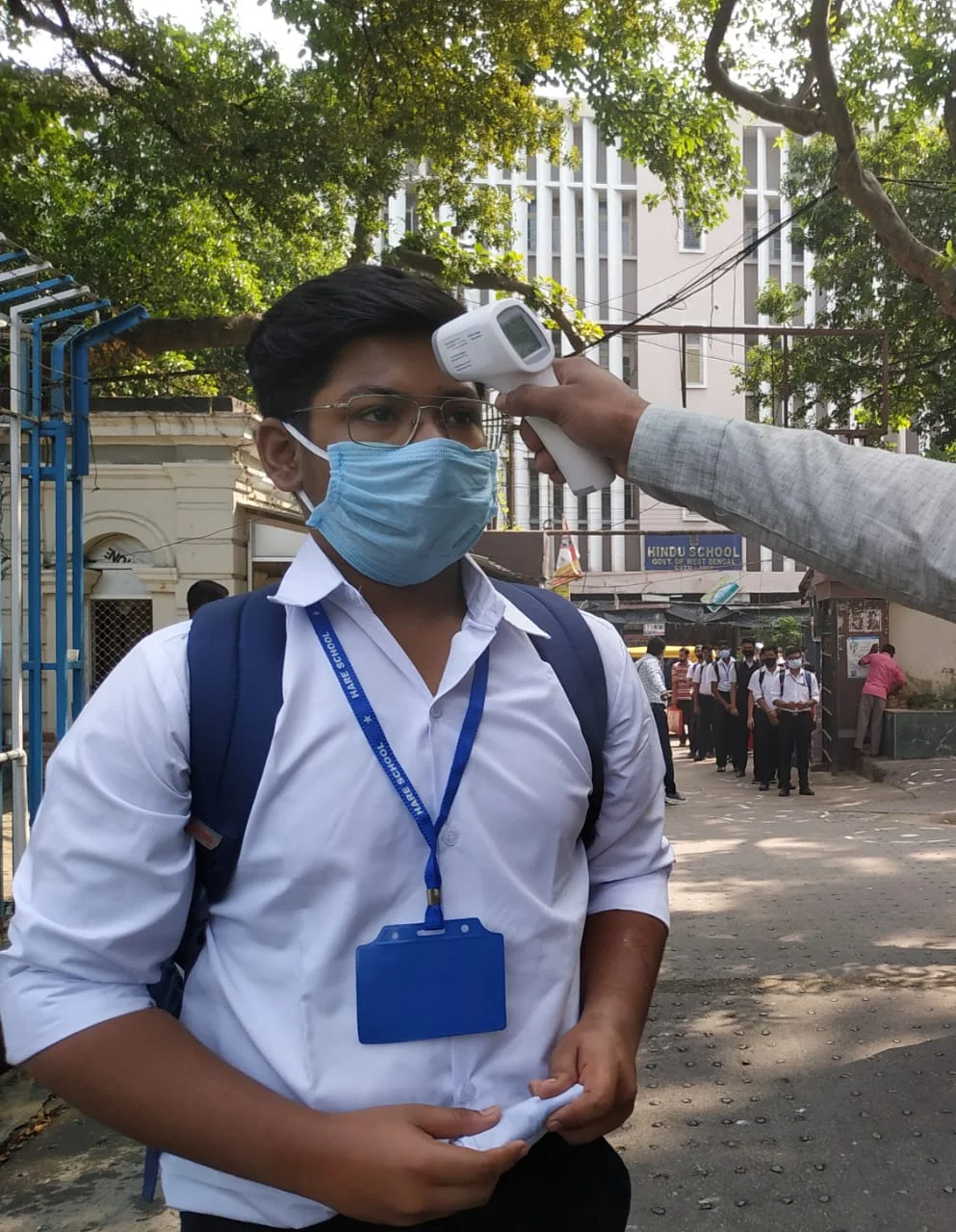 বাজল স্কুলের ঘন্টা, ফের শিক্ষাঙ্গনমুখী পড়ুয়ারা, একনজরে দেখে নিন ছবিতে