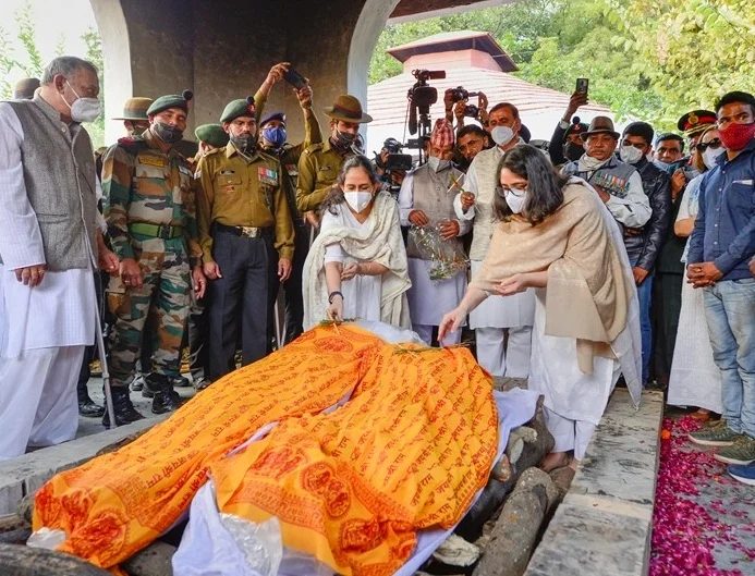 গঙ্গার 'হর কি পৌরি' ঘাটে বাবা-মায়ের অস্থি বিসর্জন করলেন রাওয়াতের দুই কন্যা