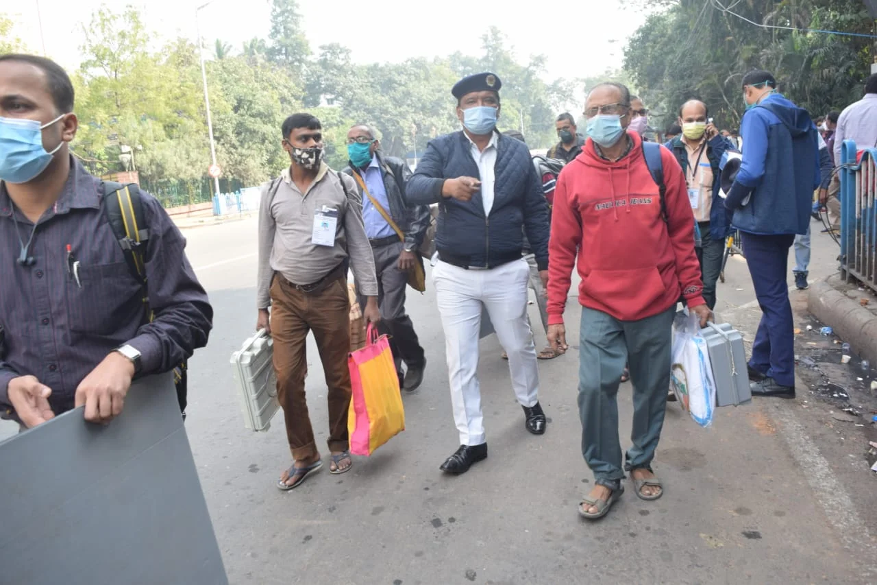 সুষ্ঠুভাবে ভোট সম্পন্ন করতে তৎপর কমিশন, স্পর্শকাতর বুথে বাড়তি নিরাপত্তা