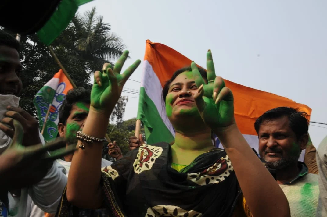 নিরঙ্কুশ সংখ্যা গরিষ্ঠতার পথে তৃণমূল, উৎসবের মেজাজে কলকাতা