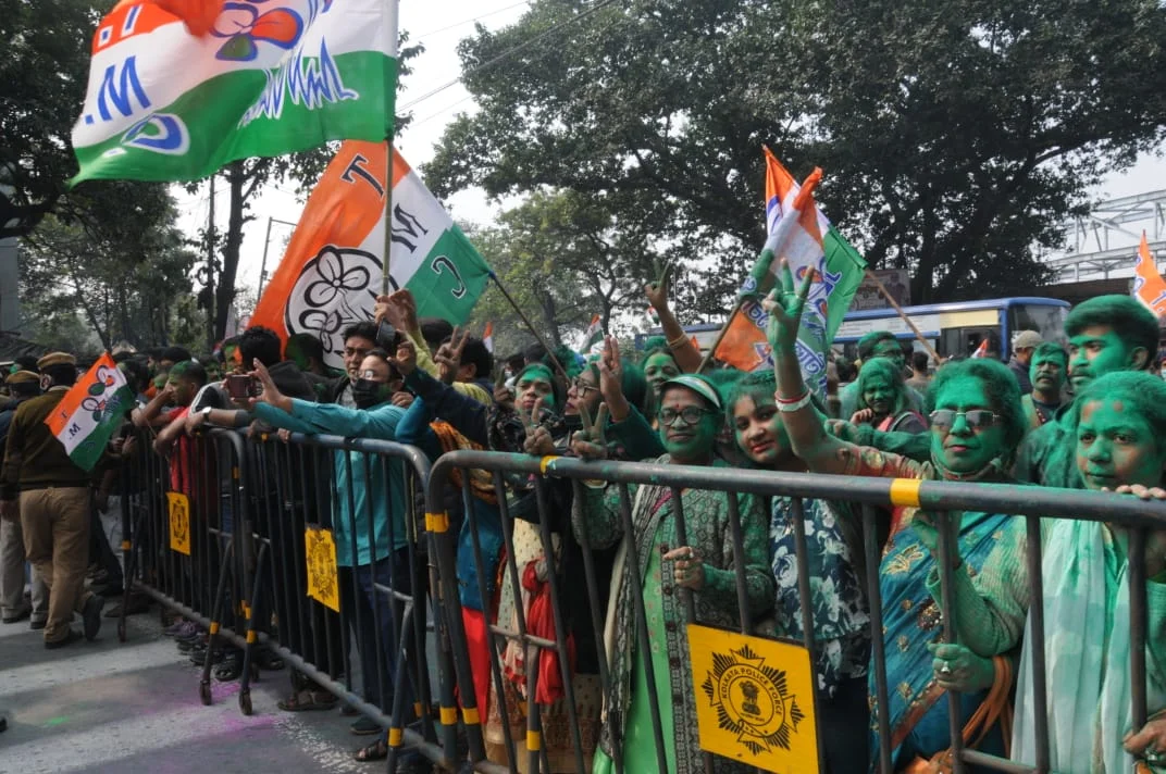 নিরঙ্কুশ সংখ্যা গরিষ্ঠতার পথে তৃণমূল, উৎসবের মেজাজে কলকাতা