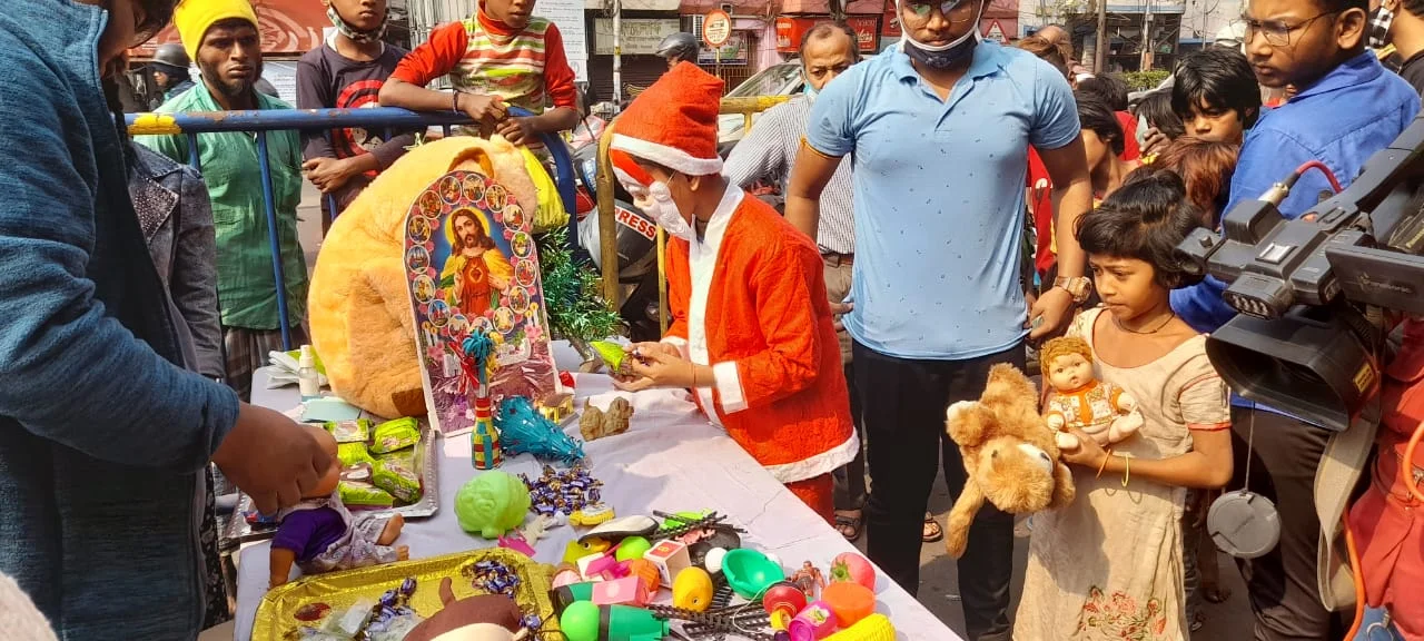 বড়দিনে পথ শিশুদের কেক, খেলনা দিল মেডিকেল ব্যাঙ্ক