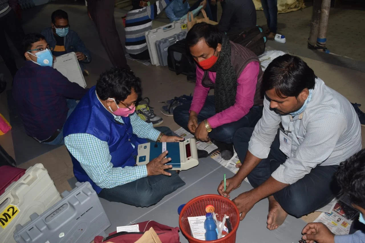 সুষ্ঠুভাবে ভোট সম্পন্ন করতে তৎপর কমিশন, স্পর্শকাতর বুথে বাড়তি নিরাপত্তা